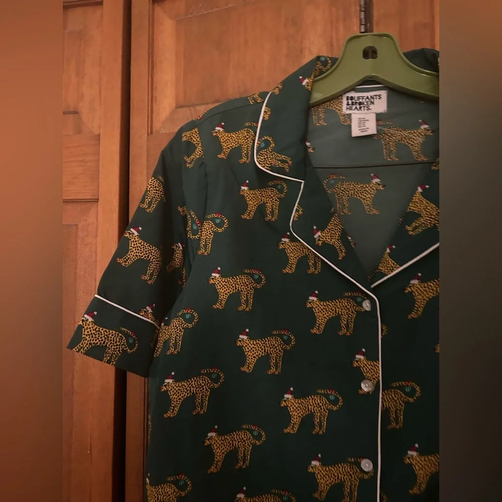 Bouffants & Broker Hearts Women’s Sz M Green Cheetah Patterned Pajama Set - NWOT